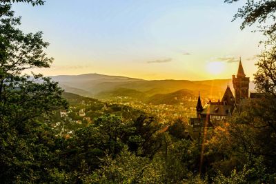 Schloss im Harzgebirge bei Sonnenuntergang